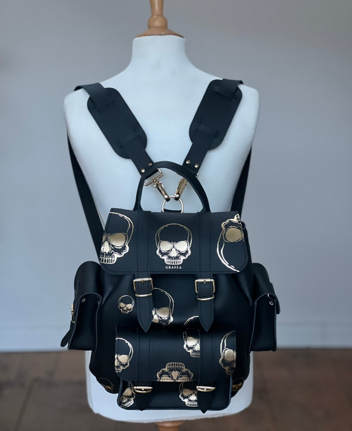 HARI II GOLD SKULLS - Leather Backpack – GRAFEA