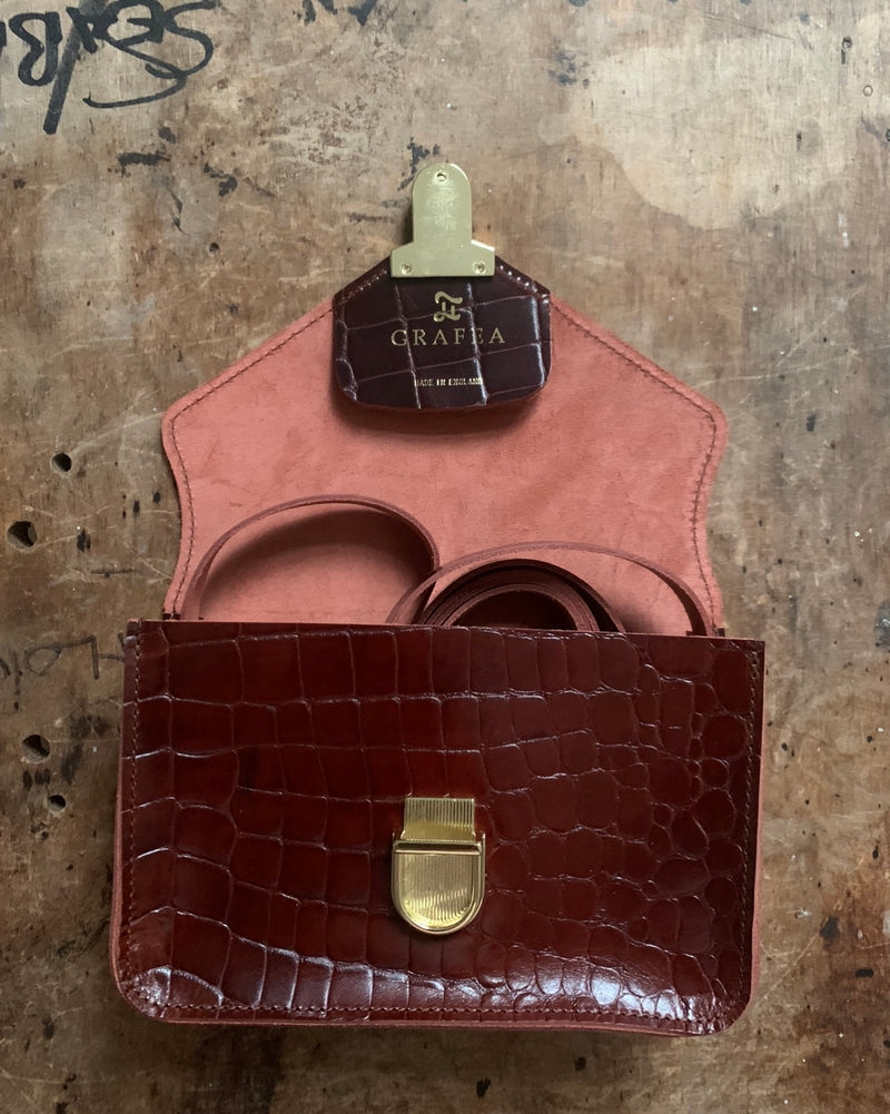 SMALL CROSSBODY CROC BROWN